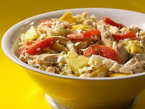 Салат с курицей и ананасами