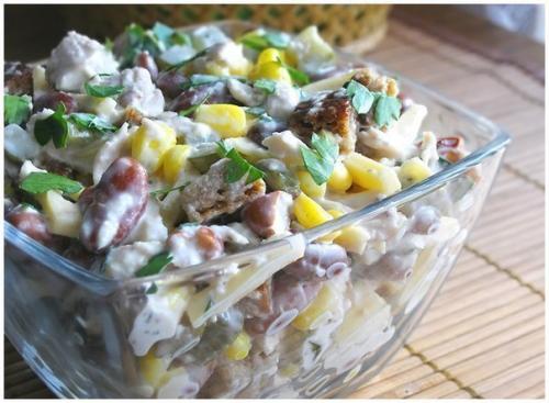Салат с курицей и фасолью
