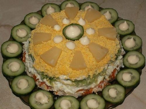 салат с куриной грудкой и яйцом