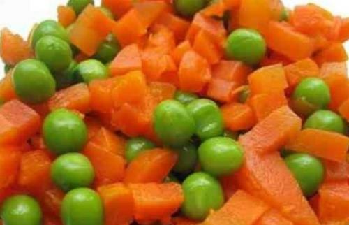 Салат с морковью и зеленым горошком