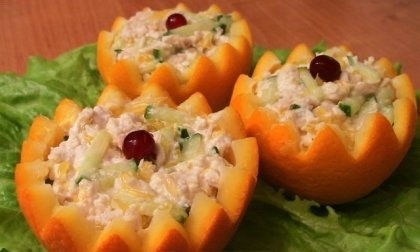 Салат с куриным филе и огурцами в апельсине