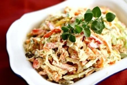 Теплый куриный салат со сладким перцем