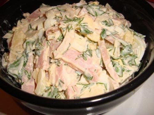 салат нежный с кальмарами и яйцом
