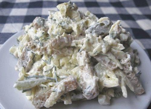 Сырный салат с сухариками