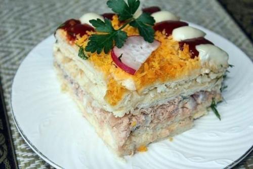 Рыбный салат торт с крекерами