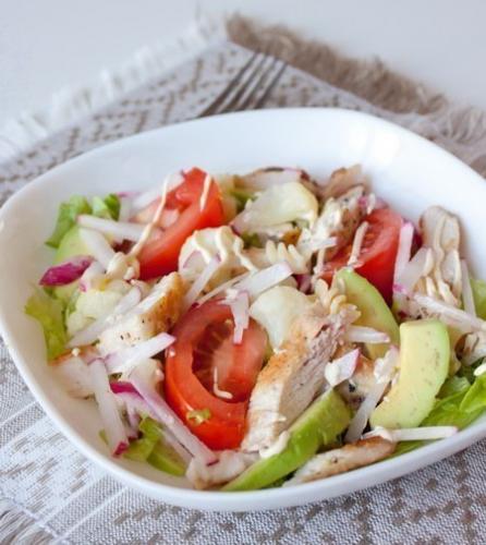 салат из куриной грудки с авокадо