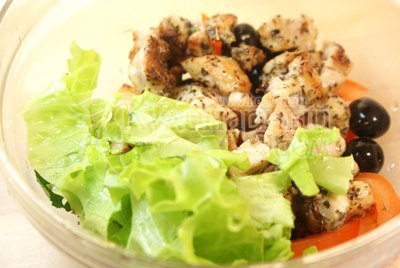 салат с оливками и курицей