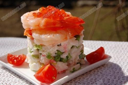 Салат из креветок, рукколы и авокадо
