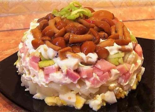 салат из мариновынных опят
