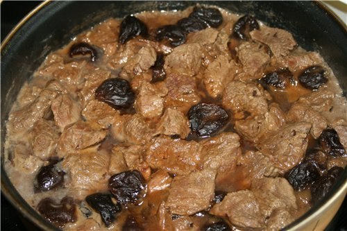 Мясо с черносливом