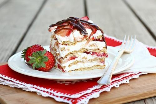 Клубничный слоеный десерт из сливок