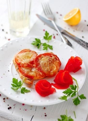 Запеченная курица с помидорами