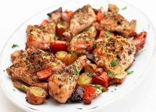 Запеченная курица с овощами в духовке