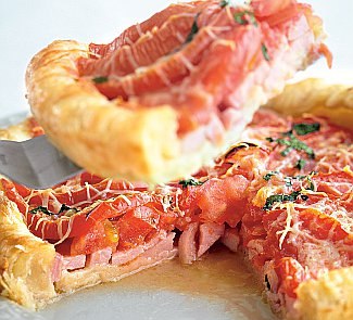 пирог  с сыром, ветчиной и помидорами