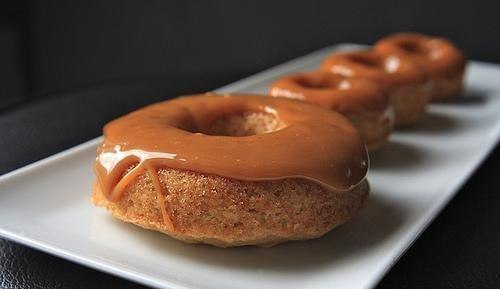 Яблочные пончики с карамелью