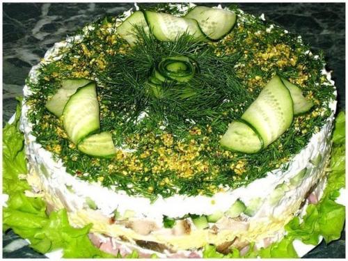 Новогодний салат с шампиньонами и ветчиной