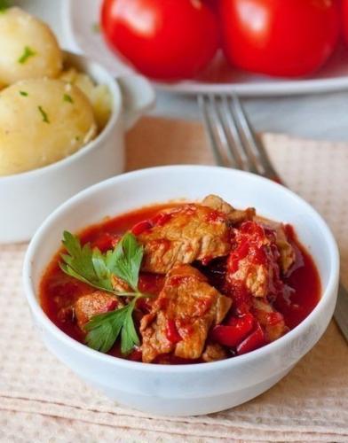 Свинина, тушеная со сладким перцем